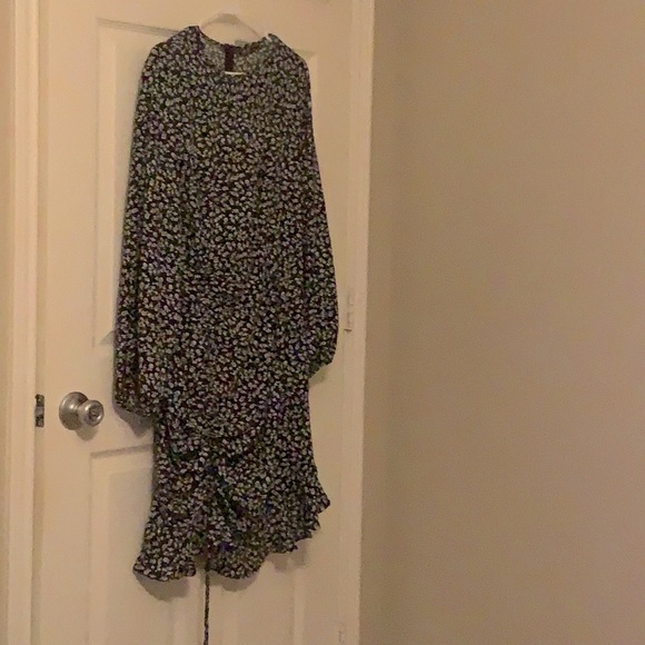 NWT Floral Dress with Ruched Hem - Picture 10 of 11